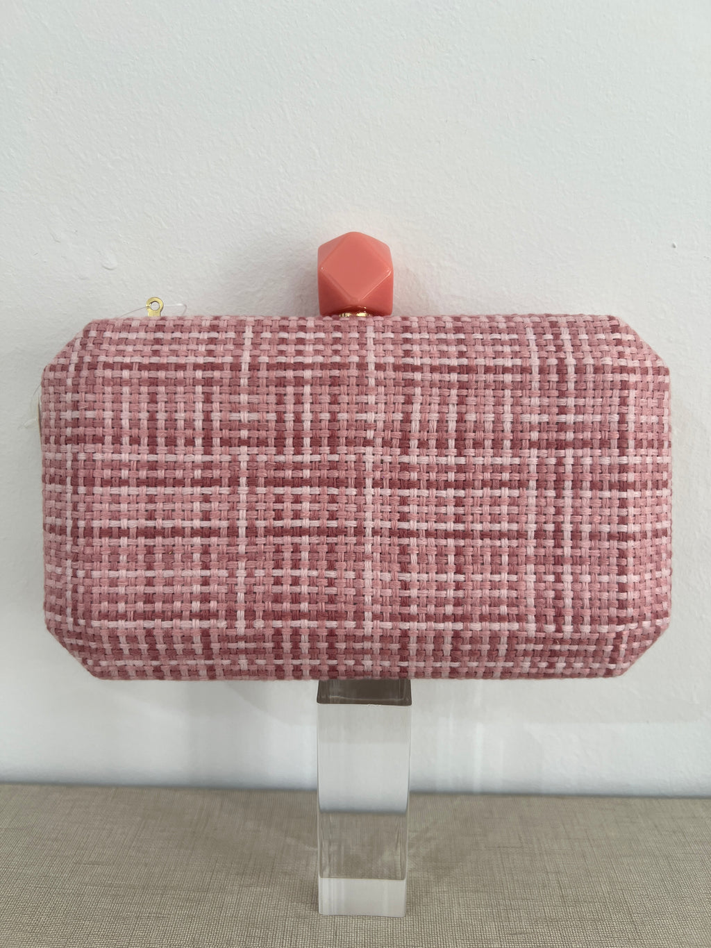 Bolso clutch rosa tejido