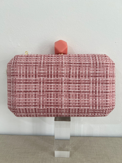 Bolso clutch rosa tejido
