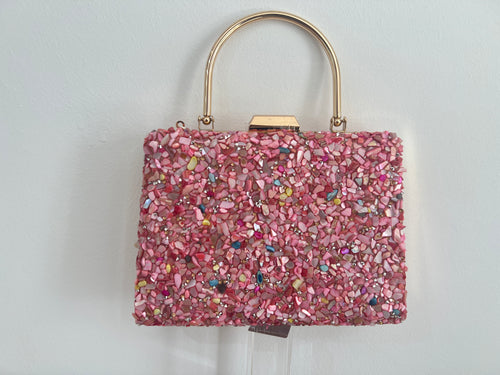 Bolso de fiesta rosa con pedrería multicolor