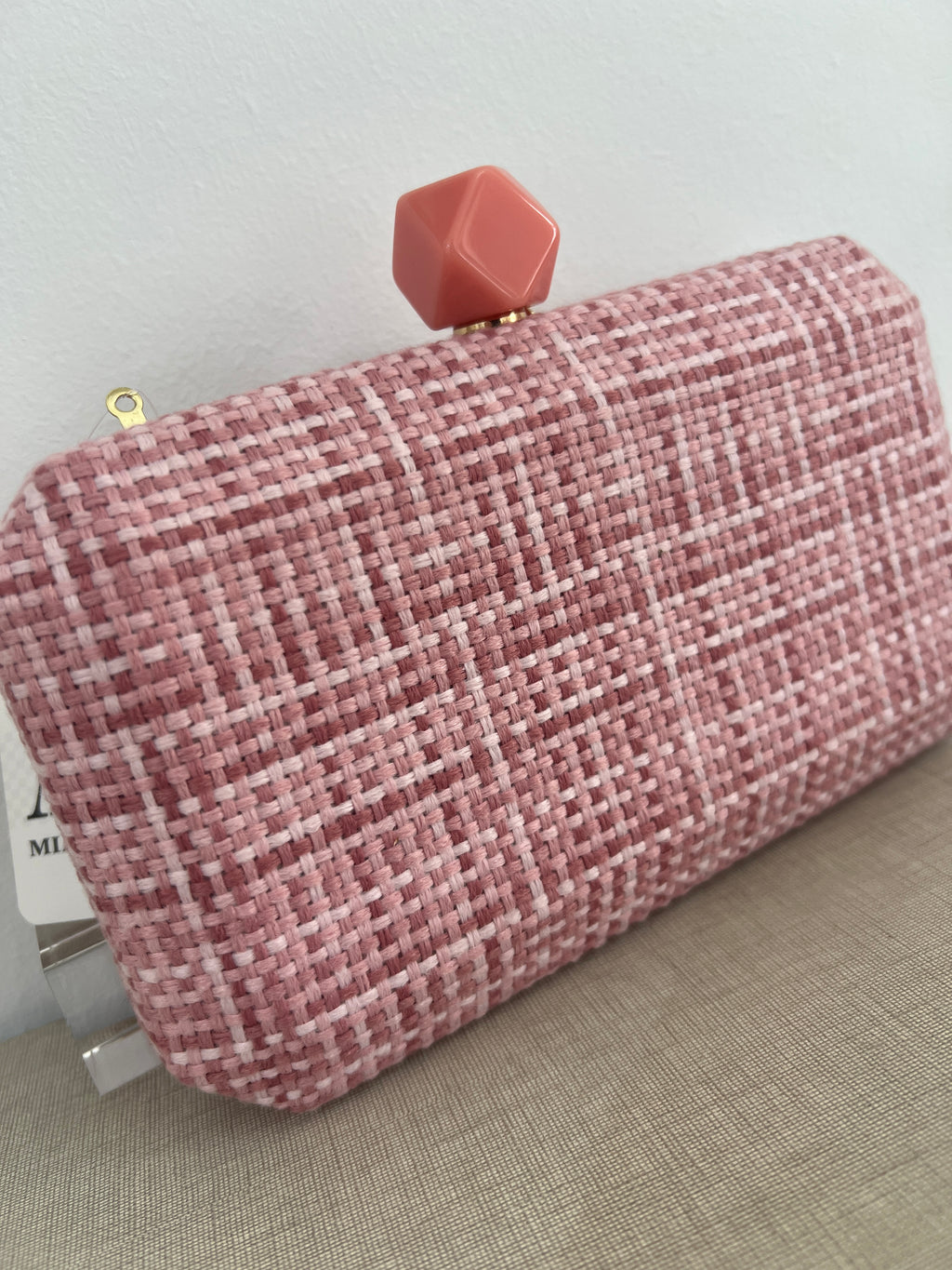 Bolso clutch rosa tejido