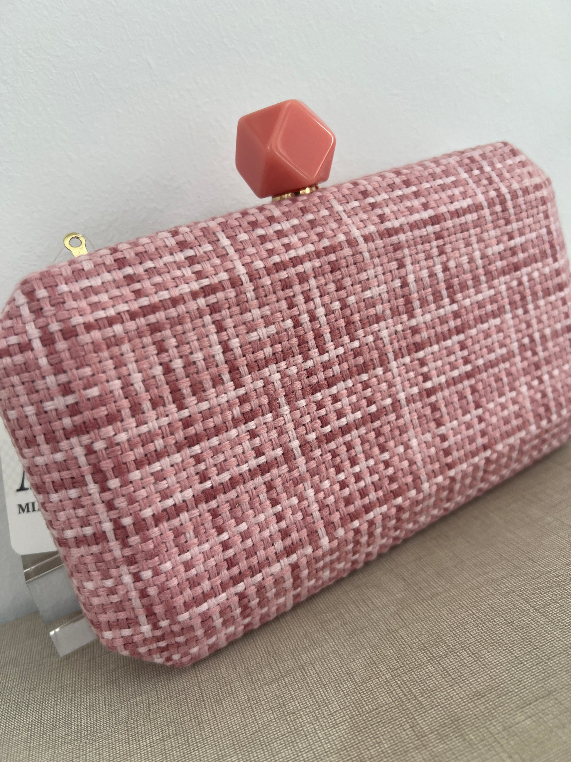 Bolso clutch rosa tejido