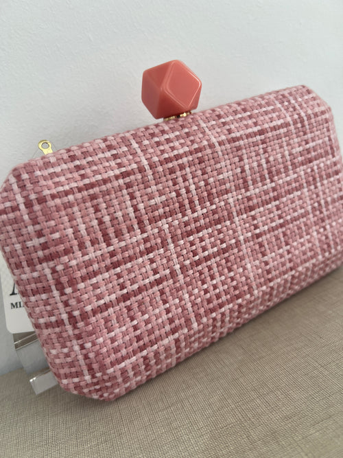 Bolso clutch rosa tejido