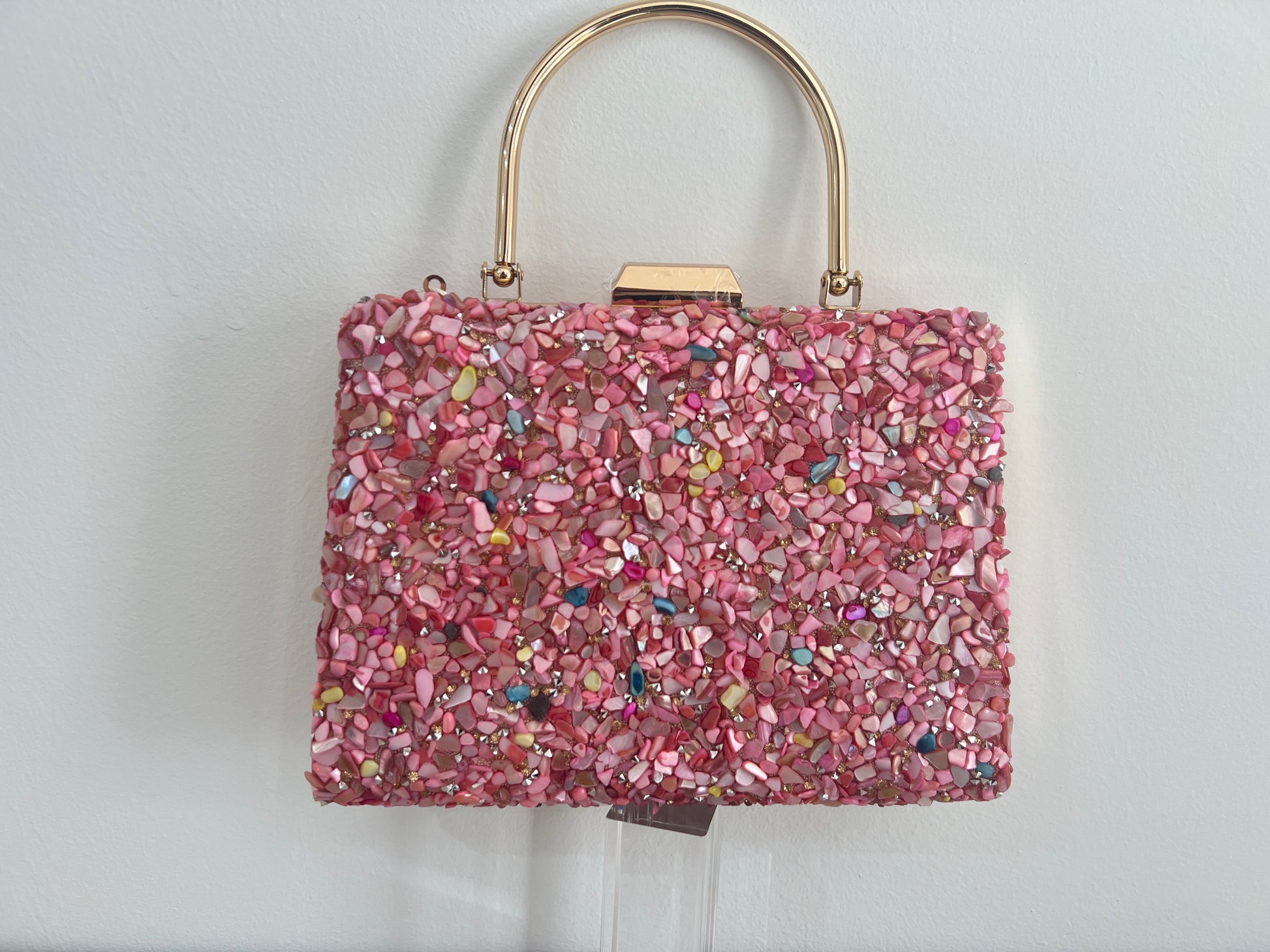 Bolso de fiesta rosa con pedrería multicolor
