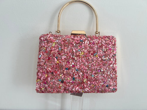 Bolso de fiesta rosa con pedrería multicolor